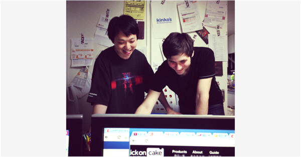 PICTCAKEを開発中の、田村とマック。