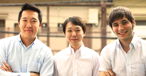 2013年4月、起業した年の写真。左から真太郎さん、田村さん、マック。