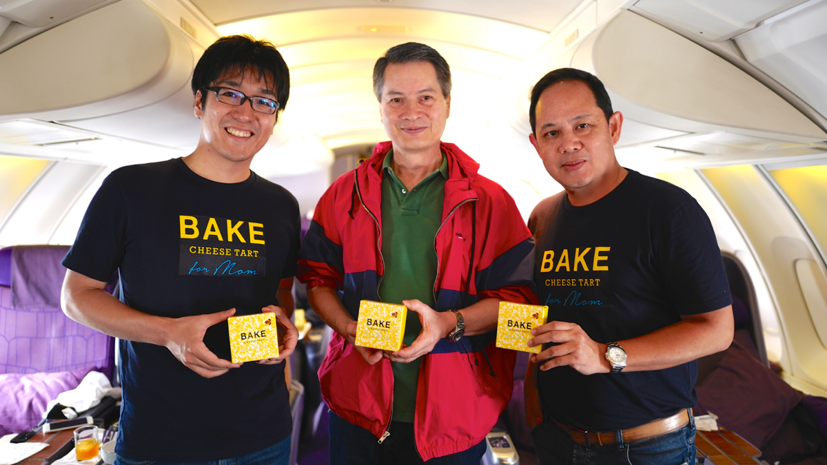 左から、印牧さん、タイ航空社長のジャランポーン・チョーティガサティアンさん、ヌタワットさん