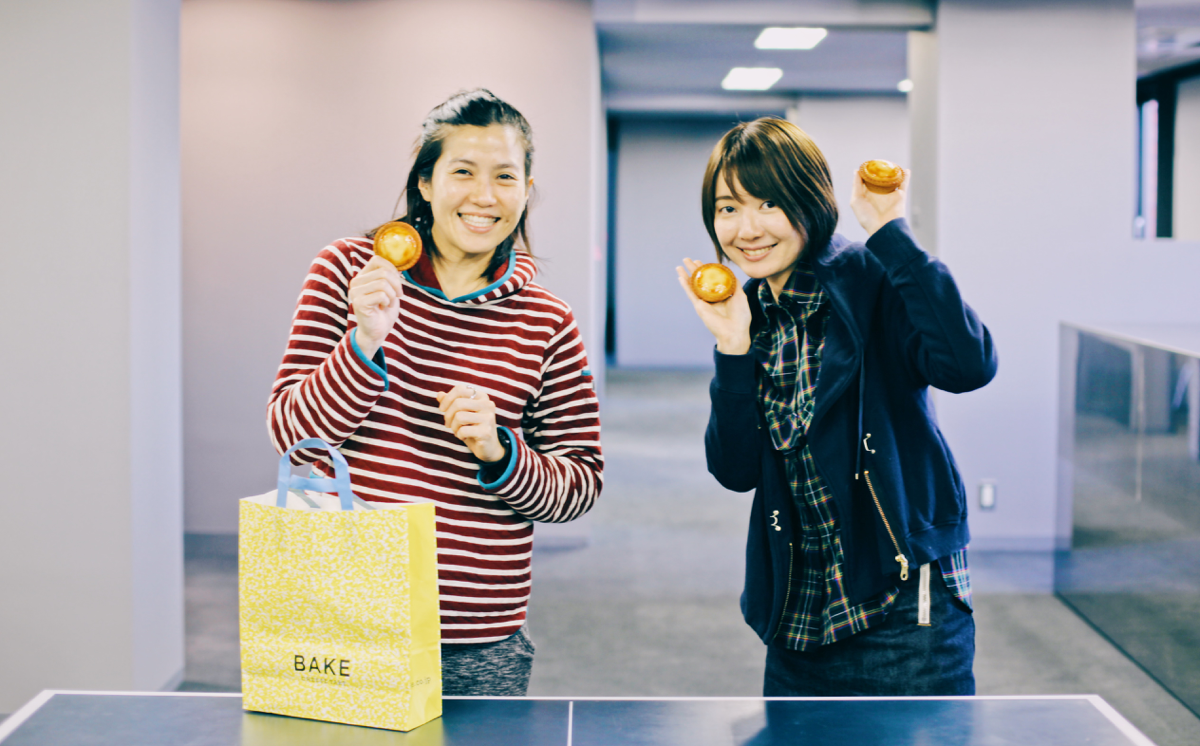 ケリーさんと私。手にしているチーズタルトはサンプル品です！