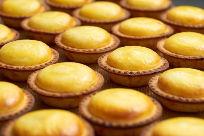 チーズの香ばしさとカリカリ食感がたまらない！新作「焼きたてクアトロチーズタルト」の製造現場を覗いてみた